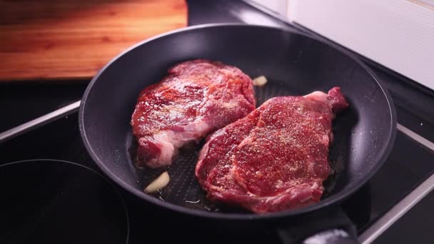스테이크 튀김을 부르세요 스테이크는 고기의 부드러운 컷입니다 — 비디오