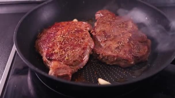 Primer Plano Carne Que Fríe Sartén Filete Ternera Joven Tierno — Vídeo de stock