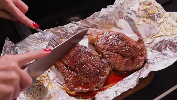 Tagliare Una Succosa Bistecca Pezzetti Bistecca Vitello Tenero Taglio Carne — Video Stock