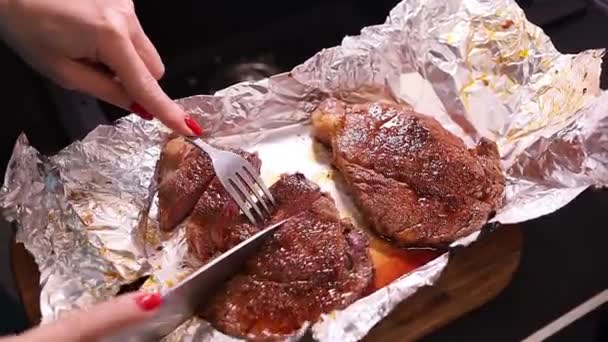Schneiden Sie Ein Saftiges Steak Mundgerechte Stücke Junges Kalbssteak Ist — Stockvideo