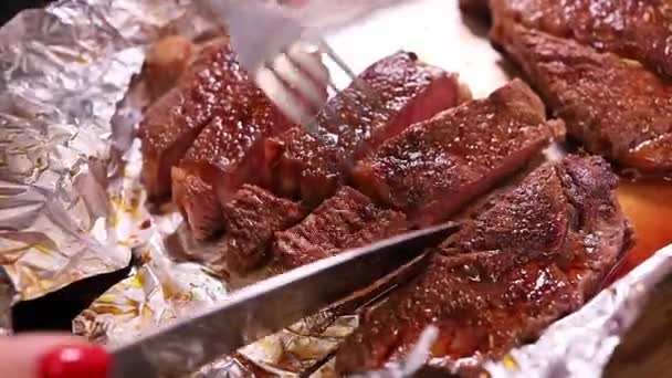 Cortar Carne Con Cuchillo Tenedor Filete Ternera Joven Tierno Corte — Vídeos de Stock