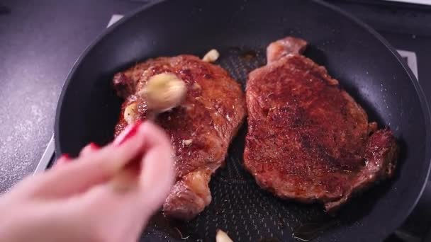 스테이크 고기에 넣으십시오 스테이크는 고기의 부드러운 컷입니다 — 비디오