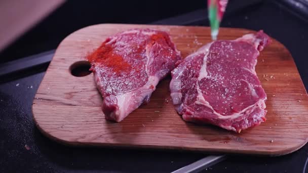 Espolvorear Trozo Carne Con Hierba Razmarin Antes Cocinar Filete Ternera — Vídeo de stock