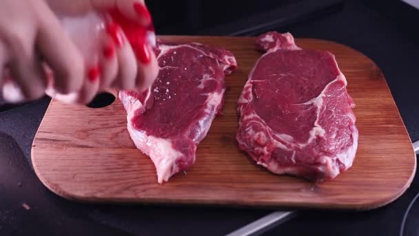 Sprinkling Kawałek Mięsa Przyprawami Przed Gotowaniem Młody Stek Cielęcy Jest — Wideo stockowe