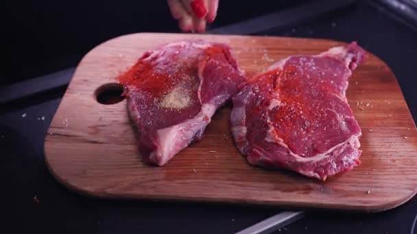 Spezie Erbe Aromatiche Vengono Versate Sulla Carne Prima Della Cottura — Video Stock