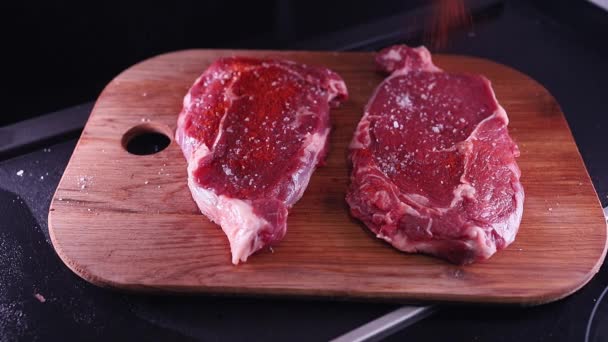 요리하기 향신료로 조각을 뿌린다 스테이크는 고기의 부드러운 컷입니다 — 비디오