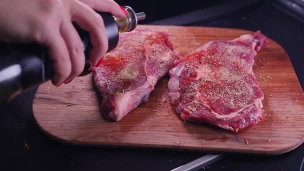 요리하기 올리브 오일을 뿌리십시오 스테이크는 고기의 부드러운 컷입니다 — 비디오