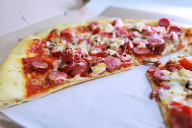 İştah açıcı pizza sosis ve peynirli pizza..