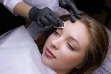 Modelin kaşlarının kalıcı makyaj prosedürü için hazırlanması. PMU Prosedürü, Kalıcı Kaş Makyajı.