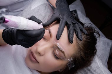 Kalıcı kaş makyajının son aşaması kaş derisine pigmentlerin uygulanmasıdır. PMU Prosedürü, Kalıcı Kaş Makyajı.