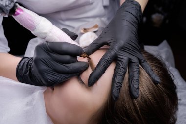 Kalıcı kaş makyajını dövme makinesiyle tamamlamak. PMU Prosedürü, Kalıcı Kaş Makyajı.