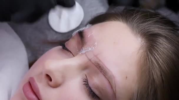 Den Permanenta Makeupartisten Applicerade Anestesi Ögonbrynet Och Täckte Ögonbrynet Med — Stockvideo