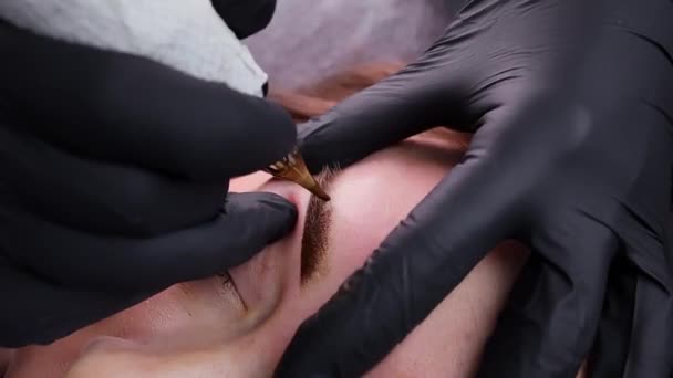 Injicering Permanent Makeup Huden Ögonbrynen Med Hjälp Nål Och Tatueringspatron — Stockvideo