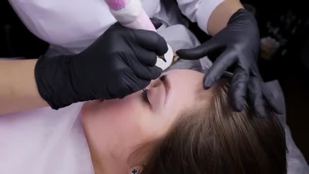 Den Permanenta Makeupartisten Får Arbeta Och Utföra Ögonbrynstatuering Permanent Makeup — Stockvideo