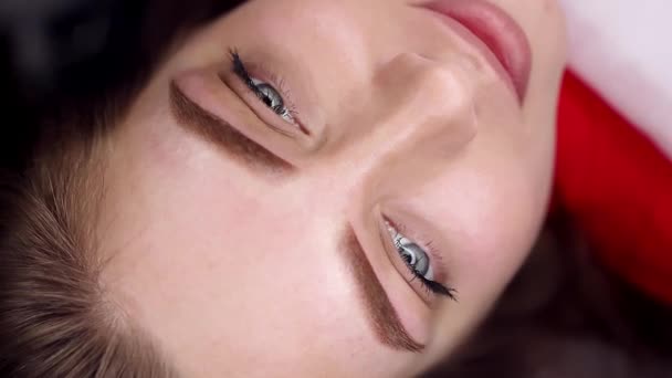 Resultado Después Del Maquillaje Permanente Ceja Muchacha Hermosa Joven Que — Vídeos de Stock