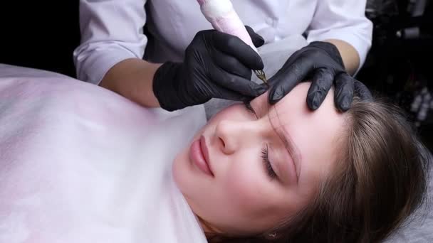 Escritório Cosmetologia Mestre Realiza Procedimento Maquiagem Permanente Das Sobrancelhas Procedimento — Vídeo de Stock