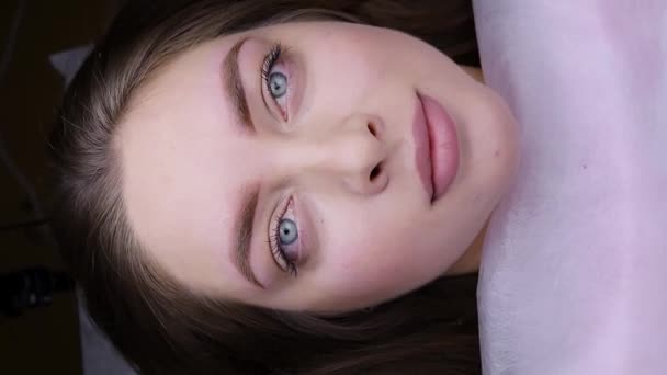 Belle Fille Modèle Après Procédure Permanente Maquillage Des Sourcils Magnifiquement — Video