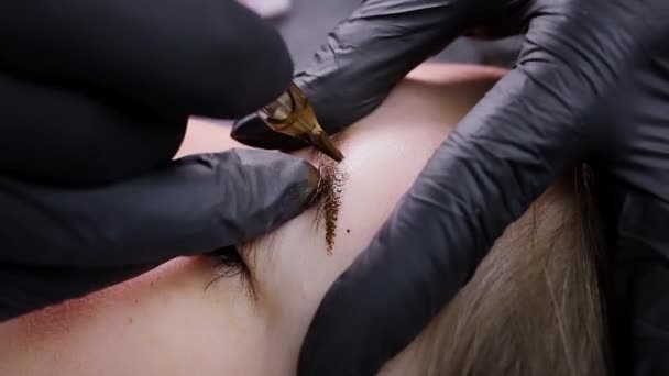 Närbild Patron Från Tatueringsmaskin Som För Pigment Huden Ögonbrynen Permanent — Stockvideo