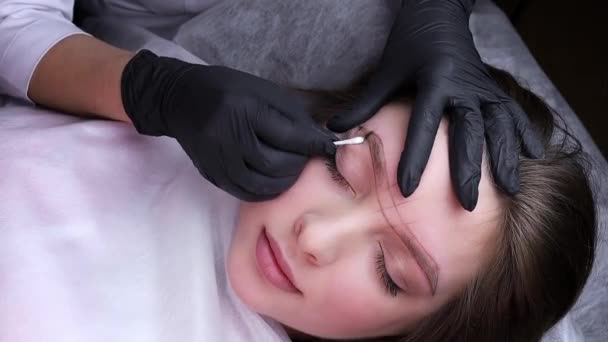 Maquiador Permanente Realiza Preparação Para Procedimento Ajustando Esboço Nas Sobrancelhas — Vídeo de Stock
