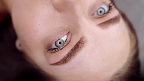 Kalıcı Kaş Makyajı Yaptıran Genç Bir Kız Kameraya Bakar Kalıcı — Stok video