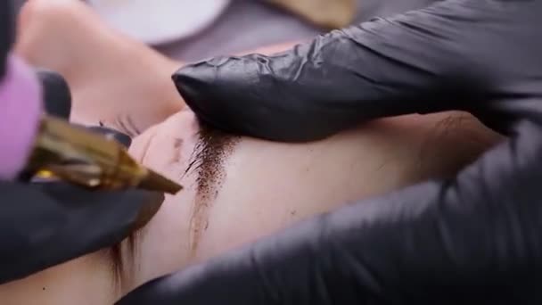Närbild Pigmentet Appliceras Huden Med Tatueringsmaskin Permanent Makeup Förfarande Utför — Stockvideo