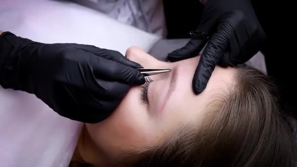 Plocka Ögonbryn Och Förbereda Dem För Den Permanenta Makeup Förfarande — Stockvideo