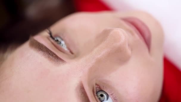 Vackra Ögonbryn Med Närbild Permanent Ögonbrynsmakeup Utförs Permanent Makeup Förfarande — Stockvideo
