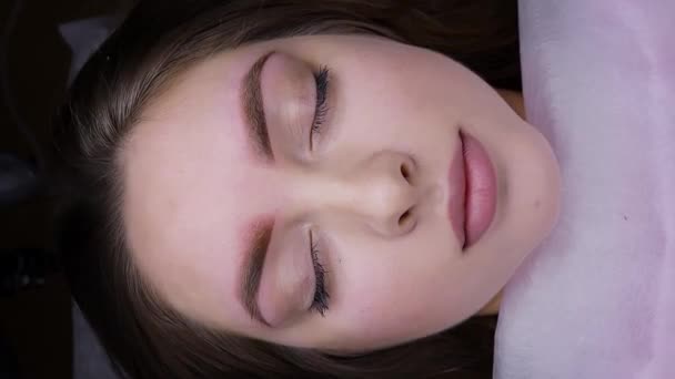 Una Joven Modelo Femenina Mira Cámara Después Procedimiento Permanente Maquillaje — Vídeos de Stock