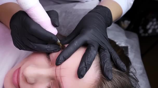 Kalıcı Kaş Makyajı Yaparken Usta Pigmenti Dövme Makinesinin Kartuşundaki Çıkıntıya — Stok video