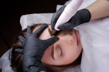 Kalıcı kaş makyajını dövme makinesiyle tamamlamak. PMU Prosedürü, Kalıcı Kaş Makyajı.