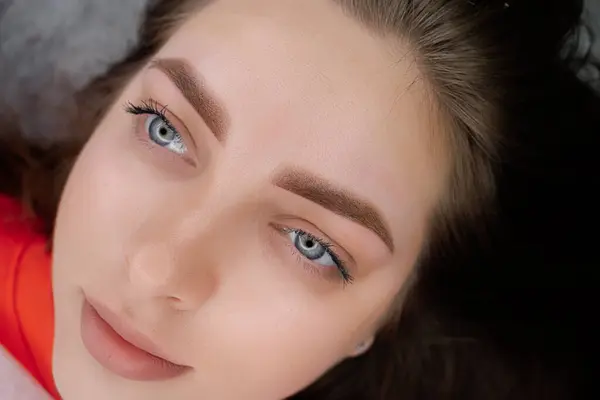 Piękna Dziewczyna Niebieskimi Oczami Pozuje Trwałym Makijażu Brwi Procedura Pmu Obrazek Stockowy