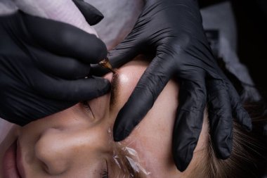 Kalıcı kaş makyajının son aşaması kaş derisine pigmentlerin uygulanmasıdır. PMU Prosedürü, Kalıcı Kaş Makyajı.