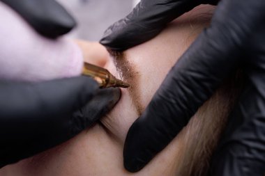 Kalıcı kaş makyajını dövme makinesiyle tamamlamak. PMU Prosedürü, Kalıcı Kaş Makyajı.