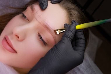 Kalıcı makyaj işleminden önce modelin kaşlarına eskiz çizdim. PMU Prosedürü, Kalıcı Kaş Makyajı.