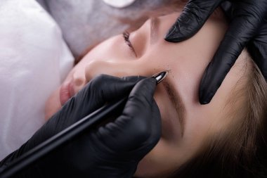 Kalıcı makyaj sırasında kaşların dış hatlarına ek bir çizim uyguluyorum. PMU Prosedürü, Kalıcı Kaş Makyajı.