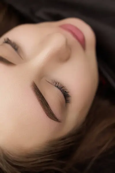 Kalıcı makyajın düzeltilmesinden sonraki kaş fotoğrafı. Bir ay içinde kalıcı kaş makyajı yapılan ikinci PMU prosedürü. Kalıcı makyaj düzeltmesi.