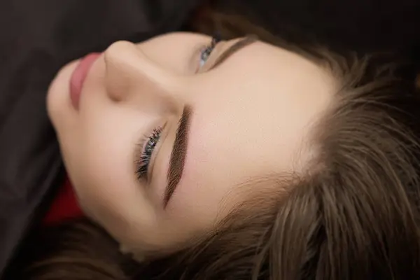 女の子のクローズアップとモデルの眉毛の永久的な眉の修正の後 永久的な眉の構造の1か月の2番目のPmuのプロシージャ パーマネントメイク修正 ロイヤリティフリーのストック写真