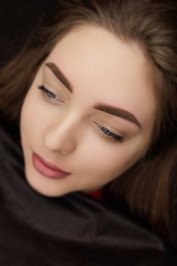 Düzeltmeden sonra hassas ve şişkin kaş makyajı. Bir ay içinde kalıcı kaş makyajı yapılan ikinci PMU prosedürü. Kalıcı makyaj düzeltmesi.