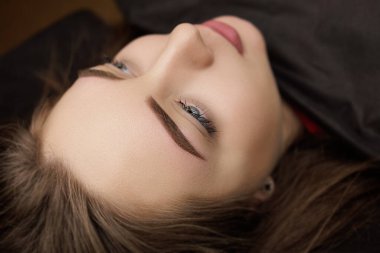 Kalıcı kaş makyajından sonra bir kızın ve bir mankenin kaşlarının yakın çekimi. Bir ay içinde kalıcı kaş makyajı yapılan ikinci PMU prosedürü. Kalıcı makyaj düzeltmesi.