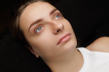 Kalıcı kaş makyajı yapılmış esmer bir kadının kaşları. Esmerler için kalıcı kaş makyajı PMU