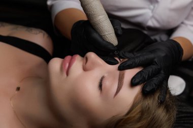 Sarışınlar için kalıcı kaş makyajı