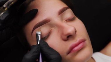 Kalıcı makyaj işleminden sonra hafif makyaj yapıyor. Açık renk kaş makyajı, kaş dövmesi.