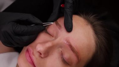 Kaşını dövmeye hazırlıyorum. İstenmeyen kılları yoluyorum. Açık renk kaş makyajı, kaş dövmesi.