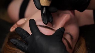 Bir kadının kaş mikropateni görüntüsüne zum yaptım. Kalıcı kaş makyajı, kaş dövmesi PMU.