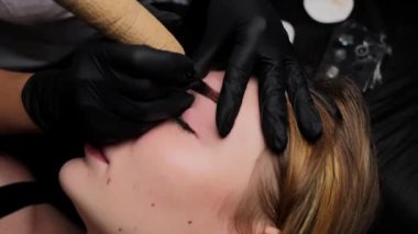 Rahat kız kalıcı makyaj prosedürü uyguluyor. Usta kaş dövmesi yapıyor. Kalıcı kaş makyajı, kaş dövmesi PMU.