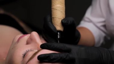 Kalıcı makyaj yapan, kaş makyajı yapan, kaş dövmesi yaptıran kalıcı bir makyajcının ellerinde.