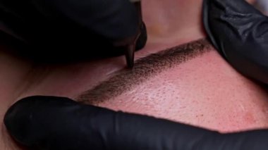 Dövmenin uygulandığı kaşın makrofotografı. Kaş dövmesi prosedürü.