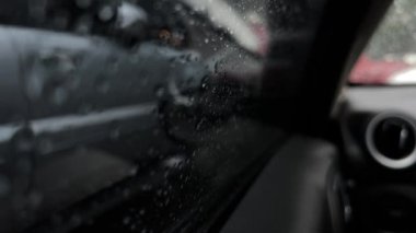 Bardaktan kayan yağmur damlacıkları rahat ve sakin bir ortam yaratırken, yansımalar etkiyi yoğunlaştırıyor..