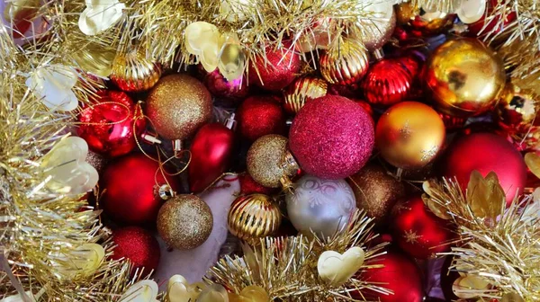 Karácsonyfadísz Fenyőfa Hátterén — Stock Fotó