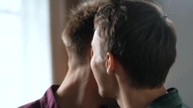 Homoseksüel erkek, erkek arkadaşına samimi bir şeyler fısıldıyor. LGBT ilişki kavramı